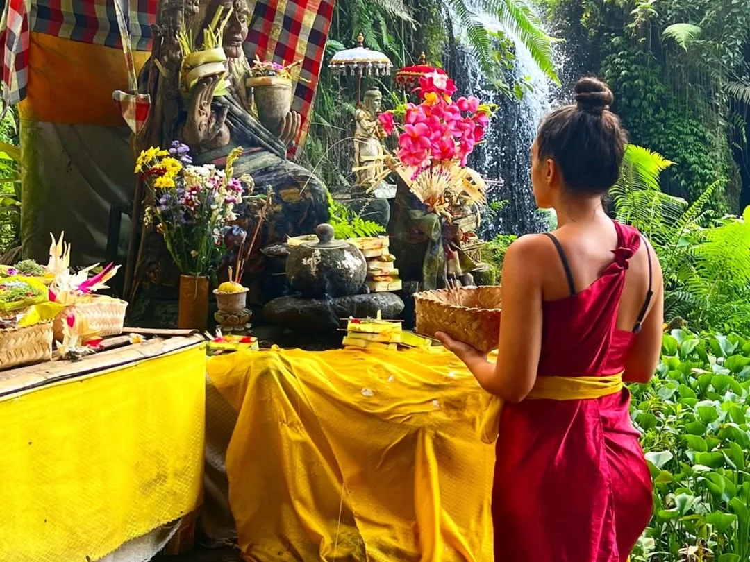 Bali: Sacred Melukat Ceremony at Taman Beji Griya Waterfall - Ubud - Photo 7