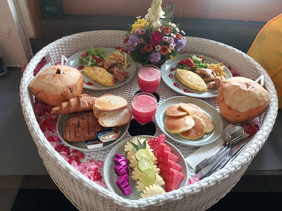 Floating breakfast 